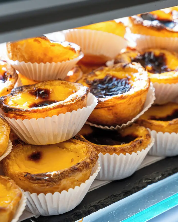 Pastéis de nata acabados de sair do forno, na vitrina