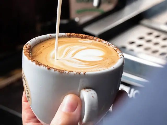 Latte com desenho de folha, servido ao balcão