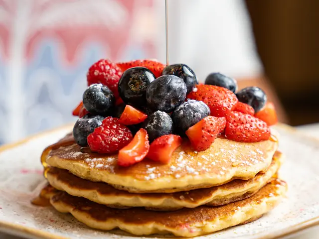 Panquecas com frutos vermelhos e maple syrup